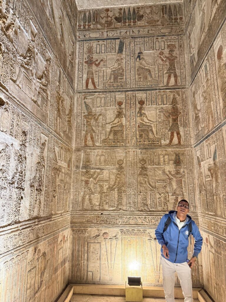 Tempel von Dendera mit altägyptischen Reliefs und Sternkreiszeichen